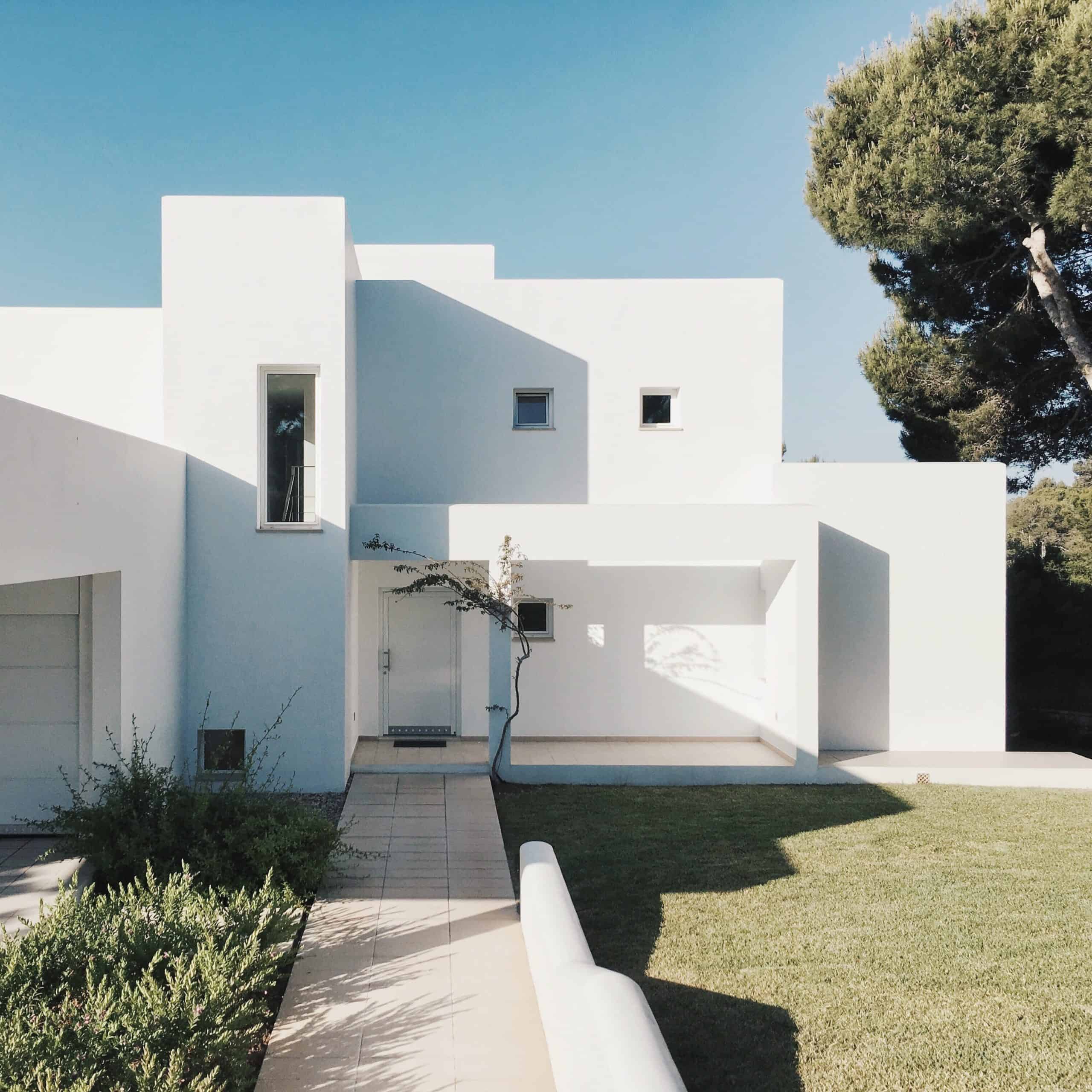 Casa moderna blanca con jardín